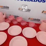 LOTE 031 - 06 XICARAS ROSAS, 01 CHALEIRA, 01 VASILHA DE CAFÉ E 06 PRATOS ROSAS. (NO ESTADO) ATENÇÃO! FAZER A VISITAÇÃO ANTES DE ARREMATAR, NÃO SABEMOS SE FUNCIONA. LEILÃO NÃO TEM GARANTIA E NEM DEVOLUÇÃO, SUJEITO A POSSÍVEIS AVARIAS VISÍVEIS/OCULTAS E/OU AUSÊNCIA DE COMPONENTES.
