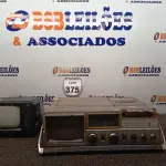 LOTE 375 - 01 TV/RÁDIO PRECISION E 01 TV/RÁDIO/CASSETE BAKOSONIC. (NO ESTADO) ATENÇÃO! FAZER A VISITAÇÃO ANTES DE ARREMATAR, NÃO SABEMOS SE FUNCIONA. LEILÃO NÃO TEM GARANTIA E NEM DEVOLUÇÃO, SUJEITO A POSSÍVEIS AVARIAS VISÍVEIS/OCULTAS E/OU AUSÊNCIA DE COMPONENTES.