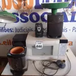 LOTE 446 - 01 MICRO-ONDAS, 02 CAIXAS DE SOM, 01 ESTABILIZADOR, 03 LUMINÁRIAS E BEBEDOURO P/ GARRAFÃO. (NO ESTADO) ATENÇÃO! FAZER A VISITAÇÃO ANTES DE ARREMATAR, NÃO SABEMOS SE FUNCIONA. LEILÃO NÃO TEM GARANTIA E NEM DEVOLUÇÃO, SUJEITO A POSSÍVEIS AVARIAS VISÍVEIS/OCULTAS E/OU AUSÊNCIA DE COMPONENTES.