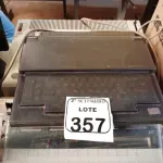 LOTE 357 - 03 MÁQUINAS DE ESCREVER ELÉTRICAS MARCAS E MODELOS DIVERSOS. (NO ESTADO) ATENÇÃO! FAZER A VISITAÇÃO ANTES DE ARREMATAR, NÃO SABEMOS SE FUNCIONA. LEILÃO NÃO TEM GARANTIA E NEM DEVOLUÇÃO, SUJEITO A POSSÍVEIS AVARIAS VISÍVEIS/OCULTAS E/OU AUSÊNCIA DE COMPONENTES.