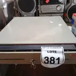 LOTE 381 - 01 CAIXA REGISTRADORA. (NO ESTADO) ATENÇÃO! FAZER A VISITAÇÃO ANTES DE ARREMATAR, NÃO SABEMOS SE FUNCIONA. LEILÃO NÃO TEM GARANTIA E NEM DEVOLUÇÃO, SUJEITO A POSSÍVEIS AVARIAS VISÍVEIS/OCULTAS E/OU AUSÊNCIA DE COMPONENTES.