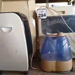 LOTE 294 - 01 AR CONDICIONADO PORTÁTIL, 01 UMIDIFICADOR DE AR, 01 CLIMATIZADOR E 01 LAVA-LOUÇAS. (NO ESTADO) ATENÇÃO! FAZER A VISITAÇÃO ANTES DE ARREMATAR, NÃO SABEMOS SE FUNCIONA. LEILÃO NÃO TEM GARANTIA E NEM DEVOLUÇÃO, SUJEITO A POSSÍVEIS AVARIAS VISÍVEIS/OCULTAS E/OU AUSÊNCIA DE COMPONENTES.