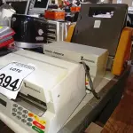 LOTE 394 - 02 RELÓGIOS DE PONTO MARCA CHRONOS E 01 MIMEOGRAFO MARCA FACIT. (NO ESTADO) ATENÇÃO! FAZER A VISITAÇÃO ANTES DE ARREMATAR, NÃO SABEMOS SE FUNCIONA. LEILÃO NÃO TEM GARANTIA E NEM DEVOLUÇÃO, SUJEITO A POSSÍVEIS AVARIAS VISÍVEIS/OCULTAS E/OU AUSÊNCIA DE COMPONENTES.