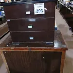 LOTE 395 - 01 BAÚ EM MADEIRA E 01 GAVETEIRO EM MDF. (NO ESTADO) ATENÇÃO! FAZER A VISITAÇÃO ANTES DE ARREMATAR, NÃO SABEMOS SE FUNCIONA. LEILÃO NÃO TEM GARANTIA E NEM DEVOLUÇÃO, SUJEITO A POSSÍVEIS AVARIAS VISÍVEIS/OCULTAS E/OU AUSÊNCIA DE COMPONENTES.