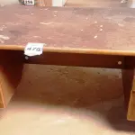 LOTE 475 - 01 MESA EM MADEIRA COM 05 GAVETAS. (NO ESTADO) ATENÇÃO! FAZER A VISITAÇÃO ANTES DE ARREMATAR, NÃO SABEMOS SE FUNCIONA. LEILÃO NÃO TEM GARANTIA E NEM DEVOLUÇÃO, SUJEITO A POSSÍVEIS AVARIAS VISÍVEIS/OCULTAS E/OU AUSÊNCIA DE COMPONENTES.