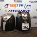 LOTE 307 - 02 AIR FRYES MARCAS E MODELOS DIVERSOS. (NO ESTADO) ATENÇÃO! FAZER A VISITAÇÃO ANTES DE ARREMATAR, NÃO SABEMOS SE FUNCIONA. LEILÃO NÃO TEM GARANTIA E NEM DEVOLUÇÃO, SUJEITO A POSSÍVEIS AVARIAS VISÍVEIS/OCULTAS E/OU AUSÊNCIA DE COMPONENTES.