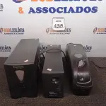 LOTE 438 - 03 NOBREAKS MARCAS E MODELOS DIVERSOS P/ RETIRADA DE PEÇAS. (NO ESTADO) ATENÇÃO! FAZER A VISITAÇÃO ANTES DE ARREMATAR, NÃO SABEMOS SE FUNCIONA. LEILÃO NÃO TEM GARANTIA E NEM DEVOLUÇÃO, SUJEITO A POSSÍVEIS AVARIAS VISÍVEIS/OCULTAS E/OU AUSÊNCIA DE COMPONENTES.