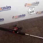 LOTE 396 - 01 VARA DE PESCA SAINT COMBAT COM CARRETILHA. (NO ESTADO) ATENÇÃO! FAZER A VISITAÇÃO ANTES DE ARREMATAR, NÃO SABEMOS SE FUNCIONA. LEILÃO NÃO TEM GARANTIA E NEM DEVOLUÇÃO, SUJEITO A POSSÍVEIS AVARIAS VISÍVEIS/OCULTAS E/OU AUSÊNCIA DE COMPONENTES.