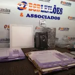 LOTE 311 - 03 LUMINÁRIAS, 02 MINI BALANÇAS, 01 ESTABILIZADOR, DIVERSOS COOLERS, 01 BOMBONIERE E 01 CAPACETE. (NO ESTADO) ATENÇÃO! FAZER A VISITAÇÃO ANTES DE ARREMATAR, NÃO SABEMOS SE FUNCIONA. LEILÃO NÃO TEM GARANTIA E NEM DEVOLUÇÃO, SUJEITO A POSSÍVEIS AVARIAS VISÍVEIS/OCULTAS E/OU AUSÊNCIA DE COMPONENTES.