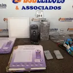 LOTE 311 - 03 LUMINÁRIAS, 02 MINI BALANÇAS, 01 ESTABILIZADOR, DIVERSOS COOLERS, 01 BOMBONIERE E 01 CAPACETE. (NO ESTADO) ATENÇÃO! FAZER A VISITAÇÃO ANTES DE ARREMATAR, NÃO SABEMOS SE FUNCIONA. LEILÃO NÃO TEM GARANTIA E NEM DEVOLUÇÃO, SUJEITO A POSSÍVEIS AVARIAS VISÍVEIS/OCULTAS E/OU AUSÊNCIA DE COMPONENTES.