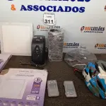 LOTE 311 - 03 LUMINÁRIAS, 02 MINI BALANÇAS, 01 ESTABILIZADOR, DIVERSOS COOLERS, 01 BOMBONIERE E 01 CAPACETE. (NO ESTADO) ATENÇÃO! FAZER A VISITAÇÃO ANTES DE ARREMATAR, NÃO SABEMOS SE FUNCIONA. LEILÃO NÃO TEM GARANTIA E NEM DEVOLUÇÃO, SUJEITO A POSSÍVEIS AVARIAS VISÍVEIS/OCULTAS E/OU AUSÊNCIA DE COMPONENTES.