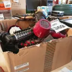 LOTE 369 - 01 LOTE COM DIVERSOS UTENSÍLIOS PARA BELEZA. (NO ESTADO) ATENÇÃO! FAZER A VISITAÇÃO ANTES DE ARREMATAR, NÃO SABEMOS SE FUNCIONA. LEILÃO NÃO TEM GARANTIA E NEM DEVOLUÇÃO, SUJEITO A POSSÍVEIS AVARIAS VISÍVEIS/OCULTAS E/OU AUSÊNCIA DE COMPONENTES.