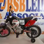 LOTE 297 - 01 MINI MOTO ELÉTRICA. (NO ESTADO) ATENÇÃO! FAZER A VISITAÇÃO ANTES DE ARREMATAR, NÃO SABEMOS SE FUNCIONA. LEILÃO NÃO TEM GARANTIA E NEM DEVOLUÇÃO, SUJEITO A POSSÍVEIS AVARIAS VISÍVEIS/OCULTAS E/OU AUSÊNCIA DE COMPONENTES.