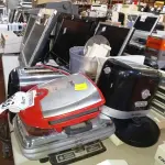 LOTE 393 - 01 LOTE COM DIVERSOS APARELHOS DOMÉSTICOS MARCAS E MODELOS DIVERSOS, 01 BALANÇA FILIZOLA COM AVARIAS. (NO ESTADO) ATENÇÃO! FAZER A VISITAÇÃO ANTES DE ARREMATAR, NÃO SABEMOS SE FUNCIONA. LEILÃO NÃO TEM GARANTIA E NEM DEVOLUÇÃO, SUJEITO A POSSÍVEIS AVARIAS VISÍVEIS/OCULTAS E/OU AUSÊNCIA DE COMPONENTES.