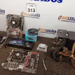 LOTE 313 - 01 PLACA DE VÍDEO, 03 PLACAS MÃES, 02 FONTES E 01COOLER. (NO ESTADO) ATENÇÃO! FAZER A VISITAÇÃO ANTES DE ARREMATAR, NÃO SABEMOS SE FUNCIONA. LEILÃO NÃO TEM GARANTIA E NEM DEVOLUÇÃO, SUJEITO A POSSÍVEIS AVARIAS VISÍVEIS/OCULTAS E/OU AUSÊNCIA DE COMPONENTES.