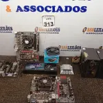 LOTE 313 - 01 PLACA DE VÍDEO, 03 PLACAS MÃES, 02 FONTES E 01COOLER. (NO ESTADO) ATENÇÃO! FAZER A VISITAÇÃO ANTES DE ARREMATAR, NÃO SABEMOS SE FUNCIONA. LEILÃO NÃO TEM GARANTIA E NEM DEVOLUÇÃO, SUJEITO A POSSÍVEIS AVARIAS VISÍVEIS/OCULTAS E/OU AUSÊNCIA DE COMPONENTES.
