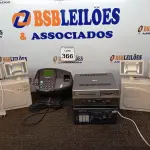 LOTE 366 - 02 LUMINÁRIAS DE EMERGÊNCIAS, 01 DATA VÍDEO, 01 RECEIVER E 01 SUCATA DE RELÓGIO DE PONTO. (NO ESTADO) ATENÇÃO! FAZER A VISITAÇÃO ANTES DE ARREMATAR, NÃO SABEMOS SE FUNCIONA. LEILÃO NÃO TEM GARANTIA E NEM DEVOLUÇÃO, SUJEITO A POSSÍVEIS AVARIAS VISÍVEIS/OCULTAS E/OU AUSÊNCIA DE COMPONENTES.