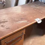 LOTE 475 - 01 MESA EM MADEIRA COM 05 GAVETAS. (NO ESTADO) ATENÇÃO! FAZER A VISITAÇÃO ANTES DE ARREMATAR, NÃO SABEMOS SE FUNCIONA. LEILÃO NÃO TEM GARANTIA E NEM DEVOLUÇÃO, SUJEITO A POSSÍVEIS AVARIAS VISÍVEIS/OCULTAS E/OU AUSÊNCIA DE COMPONENTES.