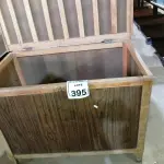 LOTE 395 - 01 BAÚ EM MADEIRA E 01 GAVETEIRO EM MDF. (NO ESTADO) ATENÇÃO! FAZER A VISITAÇÃO ANTES DE ARREMATAR, NÃO SABEMOS SE FUNCIONA. LEILÃO NÃO TEM GARANTIA E NEM DEVOLUÇÃO, SUJEITO A POSSÍVEIS AVARIAS VISÍVEIS/OCULTAS E/OU AUSÊNCIA DE COMPONENTES.