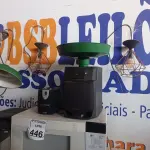 LOTE 446 - 01 MICRO-ONDAS, 02 CAIXAS DE SOM, 01 ESTABILIZADOR, 03 LUMINÁRIAS E BEBEDOURO P/ GARRAFÃO. (NO ESTADO) ATENÇÃO! FAZER A VISITAÇÃO ANTES DE ARREMATAR, NÃO SABEMOS SE FUNCIONA. LEILÃO NÃO TEM GARANTIA E NEM DEVOLUÇÃO, SUJEITO A POSSÍVEIS AVARIAS VISÍVEIS/OCULTAS E/OU AUSÊNCIA DE COMPONENTES.