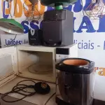 LOTE 446 - 01 MICRO-ONDAS, 02 CAIXAS DE SOM, 01 ESTABILIZADOR, 03 LUMINÁRIAS E BEBEDOURO P/ GARRAFÃO. (NO ESTADO) ATENÇÃO! FAZER A VISITAÇÃO ANTES DE ARREMATAR, NÃO SABEMOS SE FUNCIONA. LEILÃO NÃO TEM GARANTIA E NEM DEVOLUÇÃO, SUJEITO A POSSÍVEIS AVARIAS VISÍVEIS/OCULTAS E/OU AUSÊNCIA DE COMPONENTES.