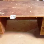 LOTE 475 - 01 MESA EM MADEIRA COM 05 GAVETAS. (NO ESTADO) ATENÇÃO! FAZER A VISITAÇÃO ANTES DE ARREMATAR, NÃO SABEMOS SE FUNCIONA. LEILÃO NÃO TEM GARANTIA E NEM DEVOLUÇÃO, SUJEITO A POSSÍVEIS AVARIAS VISÍVEIS/OCULTAS E/OU AUSÊNCIA DE COMPONENTES.