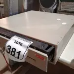 LOTE 381 - 01 CAIXA REGISTRADORA. (NO ESTADO) ATENÇÃO! FAZER A VISITAÇÃO ANTES DE ARREMATAR, NÃO SABEMOS SE FUNCIONA. LEILÃO NÃO TEM GARANTIA E NEM DEVOLUÇÃO, SUJEITO A POSSÍVEIS AVARIAS VISÍVEIS/OCULTAS E/OU AUSÊNCIA DE COMPONENTES.