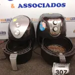 LOTE 307 - 02 AIR FRYES MARCAS E MODELOS DIVERSOS. (NO ESTADO) ATENÇÃO! FAZER A VISITAÇÃO ANTES DE ARREMATAR, NÃO SABEMOS SE FUNCIONA. LEILÃO NÃO TEM GARANTIA E NEM DEVOLUÇÃO, SUJEITO A POSSÍVEIS AVARIAS VISÍVEIS/OCULTAS E/OU AUSÊNCIA DE COMPONENTES.