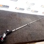 LOTE 396 - 01 VARA DE PESCA SAINT COMBAT COM CARRETILHA. (NO ESTADO) ATENÇÃO! FAZER A VISITAÇÃO ANTES DE ARREMATAR, NÃO SABEMOS SE FUNCIONA. LEILÃO NÃO TEM GARANTIA E NEM DEVOLUÇÃO, SUJEITO A POSSÍVEIS AVARIAS VISÍVEIS/OCULTAS E/OU AUSÊNCIA DE COMPONENTES.