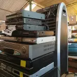 LOTE 372 - 01 CLIMATIZADOR MARCA PHILCO 220V, 02 VIDEOCASSETES E DIVERSOS APARELHOS DE DVDS MARCAS E MODELOS DIVERSOS. (NO ESTADO) ATENÇÃO! FAZER A VISITAÇÃO ANTES DE ARREMATAR, NÃO SABEMOS SE FUNCIONA. LEILÃO NÃO TEM GARANTIA E NEM DEVOLUÇÃO, SUJEITO A POSSÍVEIS AVARIAS VISÍVEIS/OCULTAS E/OU AUSÊNCIA DE COMPONENTES.