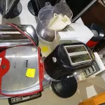 LOTE 393 - 01 LOTE COM DIVERSOS APARELHOS DOMÉSTICOS MARCAS E MODELOS DIVERSOS, 01 BALANÇA FILIZOLA COM AVARIAS. (NO ESTADO) ATENÇÃO! FAZER A VISITAÇÃO ANTES DE ARREMATAR, NÃO SABEMOS SE FUNCIONA. LEILÃO NÃO TEM GARANTIA E NEM DEVOLUÇÃO, SUJEITO A POSSÍVEIS AVARIAS VISÍVEIS/OCULTAS E/OU AUSÊNCIA DE COMPONENTES.
