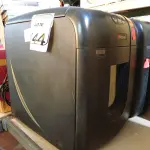 LOTE 144 - 02 FRAGMENTADORAS DE PAPEL REXEL. (NO ESTADO) ATENÇÃO! FAZER A VISITAÇÃO ANTES DE ARREMATAR, NÃO SABEMOS SE FUNCIONA. LEILÃO NÃO TEM GARANTIA E NEM DEVOLUÇÃO, SUJEITO A POSSÍVEIS AVARIAS VISÍVEIS/OCULTAS E/OU AUSÊNCIA DE COMPONENTES.