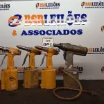 LOTE 061 - 04 ARREBITADEIRAS PNEUMÁTICAS MARCAS E MODELOS DIVERSOS. (NO ESTADO) ATENÇÃO! FAZER A VISITAÇÃO ANTES DE ARREMATAR, NÃO SABEMOS SE FUNCIONA. LEILÃO NÃO TEM GARANTIA E NEM DEVOLUÇÃO, SUJEITO A POSSÍVEIS AVARIAS VISÍVEIS/OCULTAS E/OU AUSÊNCIA DE COMPONENTES.