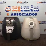LOTE 176 - 02 AIR FRYES MARCAS E MODELOS DIVERSOS. (NO ESTADO) ATENÇÃO! FAZER A VISITAÇÃO ANTES DE ARREMATAR, NÃO SABEMOS SE FUNCIONA. LEILÃO NÃO TEM GARANTIA E NEM DEVOLUÇÃO, SUJEITO A POSSÍVEIS AVARIAS VISÍVEIS/OCULTAS E/OU AUSÊNCIA DE COMPONENTES.