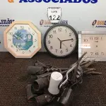 LOTE 122 - 01 LOTE COM 03 RELÓGIOS E DIVERSOS ESPETOS DE LED P/ JARDIM. (NO ESTADO) ATENÇÃO! FAZER A VISITAÇÃO ANTES DE ARREMATAR, NÃO SABEMOS SE FUNCIONA. LEILÃO NÃO TEM GARANTIA E NEM DEVOLUÇÃO, SUJEITO A POSSÍVEIS AVARIAS VISÍVEIS/OCULTAS E/OU AUSÊNCIA DE COMPONENTES.