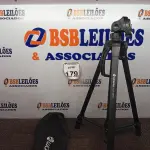 LOTE 179 - 01 TRIPÉ P/ CÂMERA FOTOGRÁFICA. (NO ESTADO) ATENÇÃO! FAZER A VISITAÇÃO ANTES DE ARREMATAR, NÃO SABEMOS SE FUNCIONA. LEILÃO NÃO TEM GARANTIA E NEM DEVOLUÇÃO, SUJEITO A POSSÍVEIS AVARIAS VISÍVEIS/OCULTAS E/OU AUSÊNCIA DE COMPONENTES.