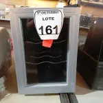 LOTE 161 - 01 ADEGA DYNASTY. (NO ESTADO) ATENÇÃO! FAZER A VISITAÇÃO ANTES DE ARREMATAR, NÃO SABEMOS SE FUNCIONA. LEILÃO NÃO TEM GARANTIA E NEM DEVOLUÇÃO, SUJEITO A POSSÍVEIS AVARIAS VISÍVEIS/OCULTAS E/OU AUSÊNCIA DE COMPONENTES.