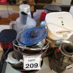 LOTE 209 - 01 LOTE COM DIVERSOS UTENSÍLIOS P/ COZINHA. (NO ESTADO) ATENÇÃO! FAZER A VISITAÇÃO ANTES DE ARREMATAR, NÃO SABEMOS SE FUNCIONA. LEILÃO NÃO TEM GARANTIA E NEM DEVOLUÇÃO, SUJEITO A POSSÍVEIS AVARIAS VISÍVEIS/OCULTAS E/OU AUSÊNCIA DE COMPONENTES.