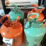 LOTE 185 - 04 BOTIJÕES DE GÁS P/ REFRIGERAÇÃO. (NO ESTADO) ATENÇÃO! FAZER A VISITAÇÃO ANTES DE ARREMATAR, NÃO SABEMOS SE FUNCIONA. LEILÃO NÃO TEM GARANTIA E NEM DEVOLUÇÃO, SUJEITO A POSSÍVEIS AVARIAS VISÍVEIS/OCULTAS E/OU AUSÊNCIA DE COMPONENTES.