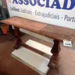 LOTE 588 - 01 APARADOR EM MADEIRA. (NO ESTADO) ATENÇÃO! FAZER A VISITAÇÃO ANTES DE ARREMATAR, NÃO SABEMOS SE FUNCIONA. LEILÃO NÃO TEM GARANTIA E NEM DEVOLUÇÃO, SUJEITO A POSSÍVEIS AVARIAS VISÍVEIS/OCULTAS E/OU AUSÊNCIA DE COMPONENTES.