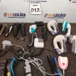 LOTE 013 - 01 LOTE COM DIVERSOS BARBEADORES ELÉTRICOS. (NO ESTADO) ATENÇÃO! FAZER A VISITAÇÃO ANTES DE ARREMATAR, NÃO SABEMOS SE FUNCIONA. LEILÃO NÃO TEM GARANTIA E NEM DEVOLUÇÃO, SUJEITO A POSSÍVEIS AVARIAS VISÍVEIS/OCULTAS E/OU AUSÊNCIA DE COMPONENTES.