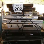 LOTE 202 - 03 APARELHOS VHS E 06 APARELHOS DVDS. (NO ESTADO) ATENÇÃO! FAZER A VISITAÇÃO ANTES DE ARREMATAR, NÃO SABEMOS SE FUNCIONA. LEILÃO NÃO TEM GARANTIA E NEM DEVOLUÇÃO, SUJEITO A POSSÍVEIS AVARIAS VISÍVEIS/OCULTAS E/OU AUSÊNCIA DE COMPONENTES.