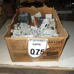 LOTE 075 - 01 CAIXA DIVERSOS DISJUNTORES. (NO ESTADO) ATENÇÃO! FAZER A VISITAÇÃO ANTES DE ARREMATAR, NÃO SABEMOS SE FUNCIONA. LEILÃO NÃO TEM GARANTIA E NEM DEVOLUÇÃO, SUJEITO A POSSÍVEIS AVARIAS VISÍVEIS/OCULTAS E/OU AUSÊNCIA DE COMPONENTES.