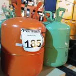 LOTE 185 - 04 BOTIJÕES DE GÁS P/ REFRIGERAÇÃO. (NO ESTADO) ATENÇÃO! FAZER A VISITAÇÃO ANTES DE ARREMATAR, NÃO SABEMOS SE FUNCIONA. LEILÃO NÃO TEM GARANTIA E NEM DEVOLUÇÃO, SUJEITO A POSSÍVEIS AVARIAS VISÍVEIS/OCULTAS E/OU AUSÊNCIA DE COMPONENTES.