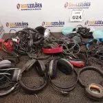 LOTE 024 - 01 LOTE COM DIVERSOS FONES DE OUVIDOS. (NO ESTADO) ATENÇÃO! FAZER A VISITAÇÃO ANTES DE ARREMATAR, NÃO SABEMOS SE FUNCIONA. LEILÃO NÃO TEM GARANTIA E NEM DEVOLUÇÃO, SUJEITO A POSSÍVEIS AVARIAS VISÍVEIS/OCULTAS E/OU AUSÊNCIA DE COMPONENTES.