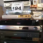 LOTE 194 - 02 APARELHOS VHS E 07 APARELHOS DVDS MARCAS E MODELOS DIVERSOS. (NO ESTADO) ATENÇÃO! FAZER A VISITAÇÃO ANTES DE ARREMATAR, NÃO SABEMOS SE FUNCIONA. LEILÃO NÃO TEM GARANTIA E NEM DEVOLUÇÃO, SUJEITO A POSSÍVEIS AVARIAS VISÍVEIS/OCULTAS E/OU AUSÊNCIA DE COMPONENTES.