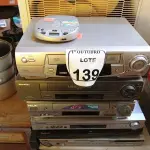 LOTE 139 - 03 APARELHOS DVDS E 03 VHS MARCA E MODELOS DIVERSOS. (NO ESTADO) ATENÇÃO! FAZER A VISITAÇÃO ANTES DE ARREMATAR, NÃO SABEMOS SE FUNCIONA. LEILÃO NÃO TEM GARANTIA E NEM DEVOLUÇÃO, SUJEITO A POSSÍVEIS AVARIAS VISÍVEIS/OCULTAS E/OU AUSÊNCIA DE COMPONENTES.