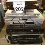 LOTE 202 - 03 APARELHOS VHS E 06 APARELHOS DVDS. (NO ESTADO) ATENÇÃO! FAZER A VISITAÇÃO ANTES DE ARREMATAR, NÃO SABEMOS SE FUNCIONA. LEILÃO NÃO TEM GARANTIA E NEM DEVOLUÇÃO, SUJEITO A POSSÍVEIS AVARIAS VISÍVEIS/OCULTAS E/OU AUSÊNCIA DE COMPONENTES.