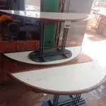 LOTE 584 - 03 MESAS C/BASE DE FERRO TRIANGULARES. (NO ESTADO) ATENÇÃO! FAZER A VISITAÇÃO ANTES DE ARREMATAR, NÃO SABEMOS SE FUNCIONA. LEILÃO NÃO TEM GARANTIA E NEM DEVOLUÇÃO, SUJEITO A POSSÍVEIS AVARIAS VISÍVEIS/OCULTAS E/OU AUSÊNCIA DE COMPONENTES.