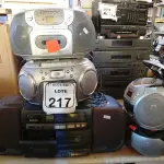 LOTE 217 - 01 LOTE C/DIVERSOS APARELHOS DVDS E TOCA FITAS MARCAS E MODELOS DIVERSOS C/AVARIAS. (NO ESTADO) ATENÇÃO! FAZER A VISITAÇÃO ANTES DE ARREMATAR, NÃO SABEMOS SE FUNCIONA. LEILÃO NÃO TEM GARANTIA E NEM DEVOLUÇÃO, SUJEITO A POSSÍVEIS AVARIAS VISÍVEIS/OCULTAS E/OU AUSÊNCIA DE COMPONENTES.